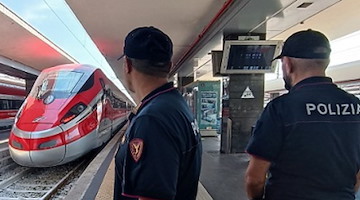 Napoli Centrale, minaccia agenti e personale FS con una bottiglia rotta: arrestato 26enne