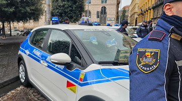 Napoli, danneggia veicoli di servizio della Polizia Locale: individuato e denunciato