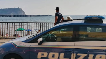 Napoli, deruba due turiste al lido Mappatella: bloccato straniero irregolare sul territorio nazionale 
