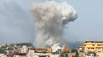 Napoli, esplosioni a Pianura: colonna di fumo visibile a chilometri di distanza