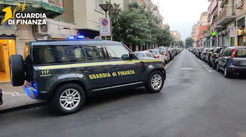 Napoli, fermato in auto con oltre 300 grammi di stupefacenti tra hashish e marijuana: arrestato 41enne