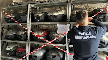Napoli, intervento di Carabinieri e Polizia Locale: scoperto manufatto abusivo e attività di riciclaggio a Scampia