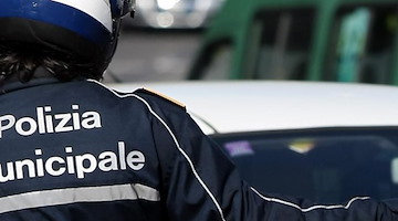 Napoli, patente sospesa a 162 automobilisti sorpresi al telefono durante la guida