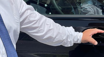 Napoli, scoperti NCC abusivi: auto sequestrata e patente ritirata a quattro conducenti