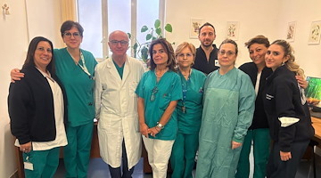 Napoli, si presenta all'Ospedale Pellegrini con dolore toracico: aveva un tappo di bottiglia bloccato nell'esofago!