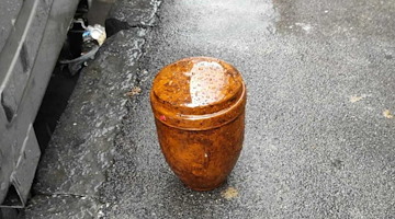 Napoli, sorpresa al Rione Traiano: spunta un'urna funeraria abbandonata 