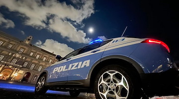 Napoli, sorpresi a cedere droga investono un agente mentre si danno alla fuga: arrestati