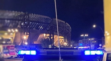 Napoli-Sporting Lisbona, sanzionati parcheggiatori e ambulanti abusivi: alcuni si danno alla fuga 