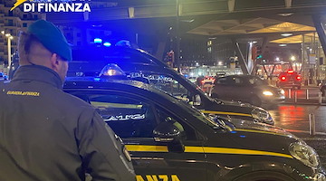 Napoli, tenta di forzare la vetrina di un negozio: arrestato ladro seriale senza fissa dimora 