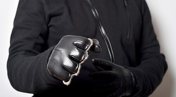 Napoli, trovato in possesso di una pistola scacciacani e di un tirapugni: denunciato minorenne