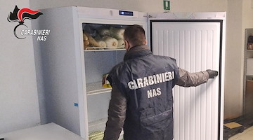 Nas, controlli tra Napoli e provincia: sequestrate oltre 21 tonnellate di alimenti vari presso 30 supermercati