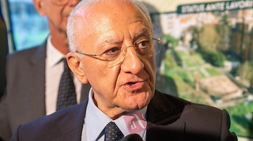 Nasce la lista civica ‘A testa alta con De Luca’. Il Governatore uscente si candida alle Regionali?