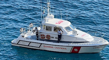 Natante semiaffondato nel porto di Salerno: soccorso dalla Guardia Costiera, tutti illesi gli occupanti