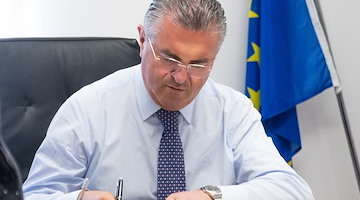 Nel Salernitano 10 arresti per scambio elettorale politico-mafioso: c’è anche Franco Alfieri