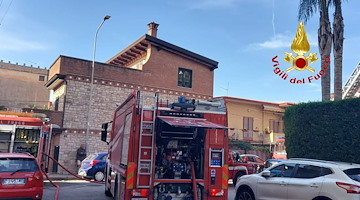 Nocera Inferiore, fiamme nel sottotetto di un palazzo: Vigili del Fuoco in azione