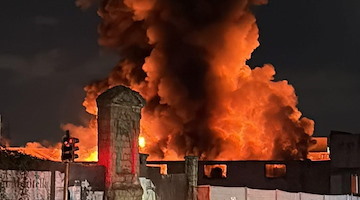 Notte di paura a Ponticelli: grosso incendio in un capannone adibito a deposito di autoricambi