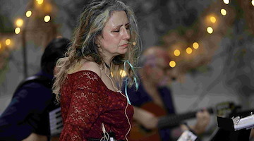 “Nuje ca nun stammo vicino ‘o mare”: emozioni e applausi per Antonella La Frazia e la musica popolare d’autore