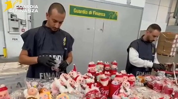 Oltre un milione e mezzo di figurine e giocattoli contraffatti dalla Cina: sequestrate 12 tonnellate all'Aeroporto di Malpensa