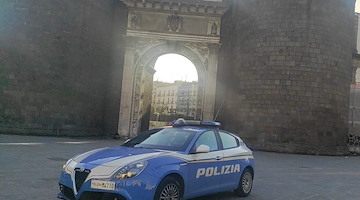 Orrore a Napoli, abusa di una donna in strada: 29enne bloccato dai passanti e arrestato
