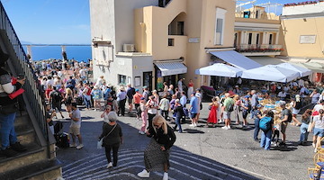 Overtourism a Capri, Unione Nazionale Consumatori: "L'isola è una comunità, non un terminal di un aeroporto"