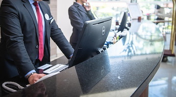 Passaporto rubato e identità falsa: 25enne fermato in hotel a Capodichino
