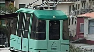 Paura a Castellammare di Stabia: si staccano i cavi della funivia, strada chiusa e passeggeri bloccati. Vittime e feriti