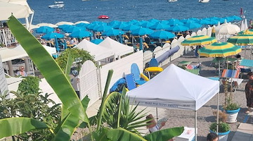 Paura ad Amalfi: 15enne colpito da shock anafilattico dopo il contatto con una medusa