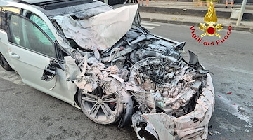 Paura nella notte a Scafati: auto finisce sotto un bus, due feriti 