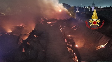 Paura nella notte ad Angri: terribile incendio distrugge capannone di 4.000 mq 