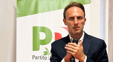 PD, Piero De Luca candidato unico alla segreteria regionale. Il padre Vincenzo: «Sta facendo un piacere al partito»