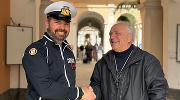 Perde il borsello con i soldi del centro anziani: ritrovato e restituito da un agente della Municipale