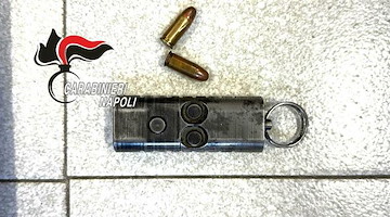 Pistola portachiavi sul comodino e armi in casa a Giugliano: arrestato 50enne incensurato 