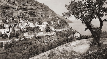 Positano dall’alto: la foto di Edizioni Brogi che immortala la nascita della strada amalfitana