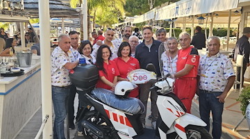 Positano, presentato il motorino della CRI: utile contro il traffico e per il trasporto dei farmaci salva vita 