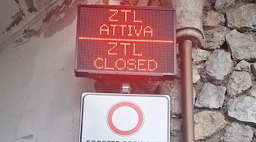 Positano, regolamentazione al transito in Salita Santa Croce: automatico l'inserimento dei residenti nella white list