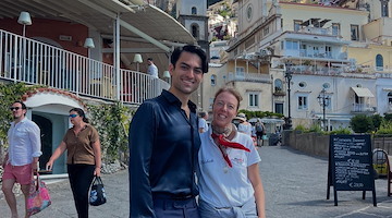 Positano, tra i turisti spunta il cantante Matteo Bocelli: sorrisi e foto ricordo con i fan
