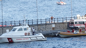 Positano, turista australiana si tuffa da 7 metri: trasportata d’urgenza in ospedale