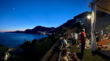 Praiano, musica sotto le stelle: stasera il jazz incontra il mare in Piazza San Luca