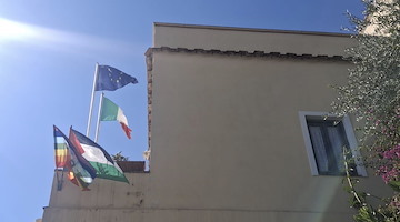 Praiano, sul balcone del Municipio sventolano la bandiera della Palestina e quella della Pace