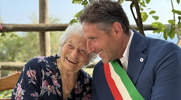 Raffaelina Cinque compie 100 anni: gli auguri della comunità positanese e la targa del sindaco