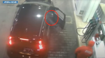 Rapine seriali con armi e maschere da film, 10mila euro in un mese: due arresti a Napoli 