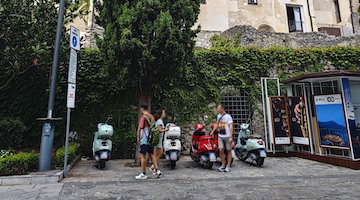 Ravello, scooter in Piazza Vescovado: turisti multati per oltre 600 euro