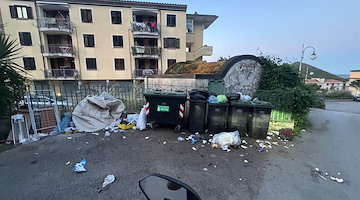Rifiuti abbandonati a Vietri sul Mare, 7 sanzioni in due giorni: scatta la stretta del Comune