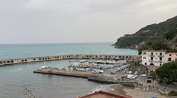 Ritrovato a Cetara un gommone rubato nel Cilento: ingenti i danni, ladri in fuga