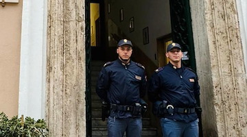 Roma, giovane tenta di gettarsi dal ponte: da due agenti evitano la tragedia 