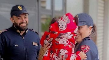 Roma, la piccola Alice colta da grave crisi respiratoria: salvata dai poliziotti Jacopo e Gaia 
