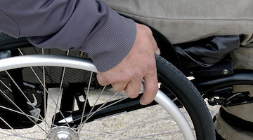 Ruba carrozzina a disabile: straniero arrestato per ricettazione a Battipaglia 