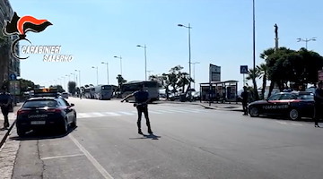 Salerno, aggredisce un uomo sul lungomare e gli ruba il borsello con 250 euro: arrestato 