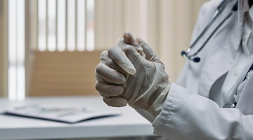 Salerno, arrestato medico e professore universitario: accuse di stalking, concussione e truffa ai danni dello Stato