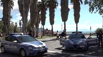Salerno, atti osceni in luogo pubblico sulla spiaggia di Santa Teresa: denunciato straniero 